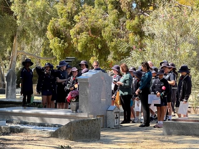Freshwater Bay students commemorating servicemen at Karrakatta Cemetery